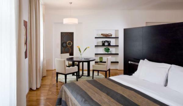 Golden Angel By Adrez Apart Otel